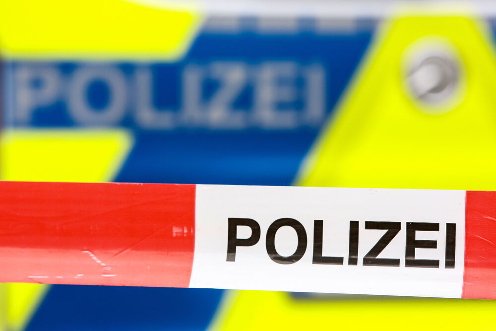 Eilmeldung!  8 Männer missbrauchen 13-jähriges Mädchen in Schwimmbad - es wird immer schlimmer!