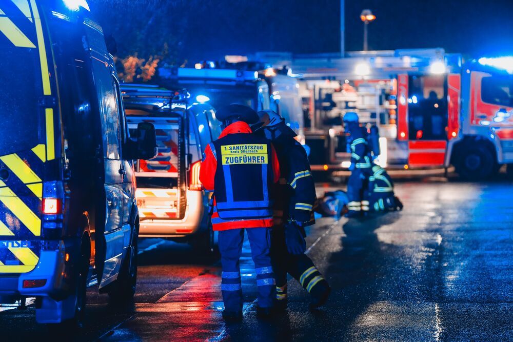 Handwerker explodiert mit seinem Transporter! Wagen explodiert beim Öffnen - Mann schwer verletzt